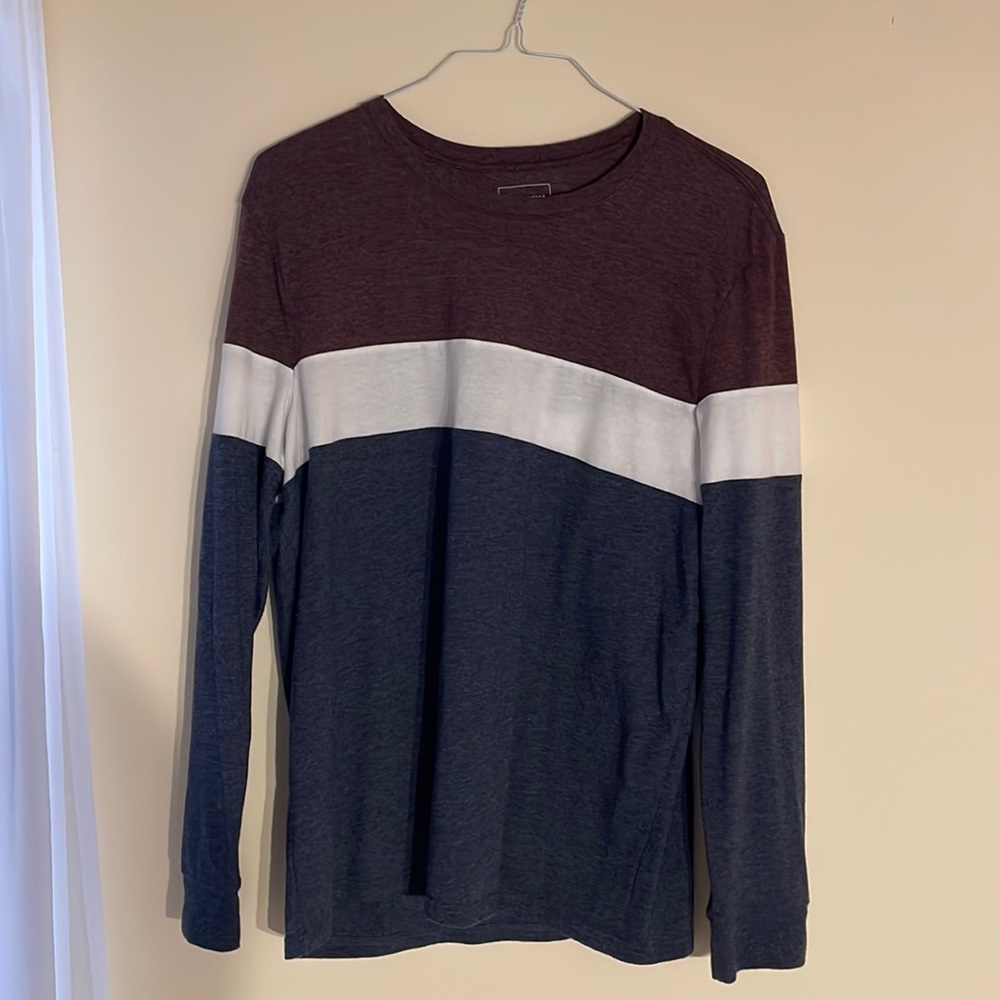 Long sleeve casual tee.
